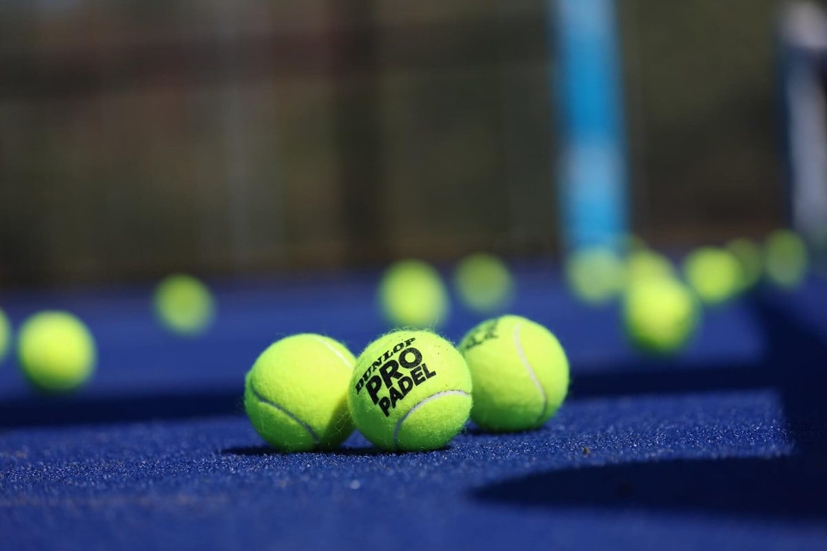 padel-balls-on-court.jpg